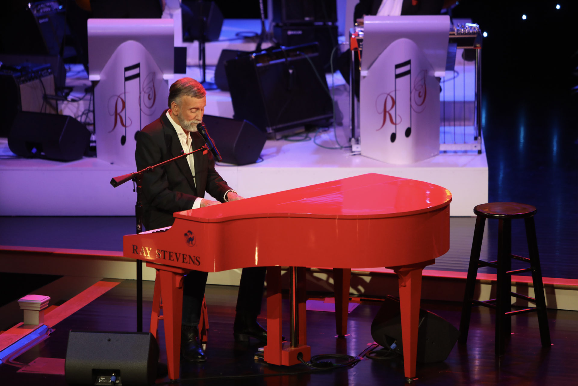 Ray Stevens performing live shows in Nashville, TN. A popular Nashville Attraction and listed top things to do in Nashville.